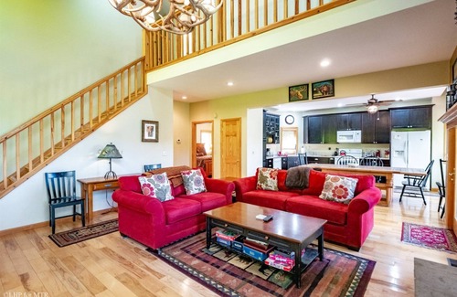 Timberline House | Bear`s Den in Winterset - 159 Winterset DrivennBear's Den - Ski Area, Hot Tub, A/C, Pool Table