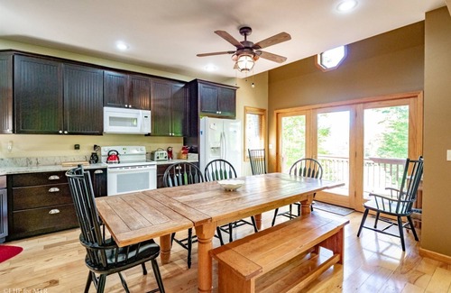 Timberline House | Bear`s Den in Winterset - 159 Winterset DrivennBear's Den - Ski Area, Hot Tub, A/C, Pool Table