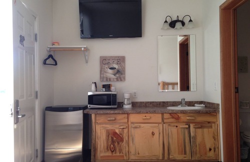 Shaunavon Hotel | Bear's Den Lodge