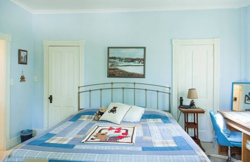 Burlington Bed & Breakfast | Bear's Den @ Squirrel's Nest B&B, LLC