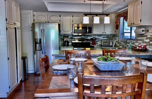 Pine Cove Cabin | Bear's Den Spacious, New Hot Tub NEW LISTING
