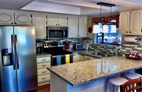 Pine Cove Cabin | Bear's Den Spacious, New Hot Tub NEW LISTING