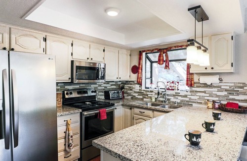 Pine Cove Cabin | Bear's Den Spacious, New Hot Tub NEW LISTING