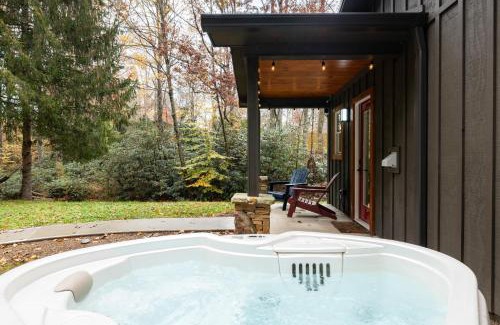 Brevard House | Bear’s Place by AvantStay Cozy Mountain Cabin in Brevard Firepit
