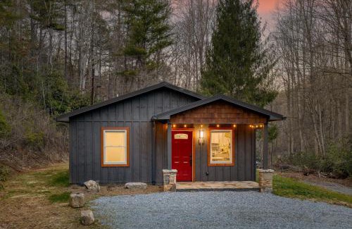 Brevard House | Bear’s Place by AvantStay Cozy Mountain Cabin in Brevard Firepit