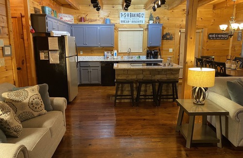 Pigeon Forge Cabin | Bear Tales Too! Luxury Cabin ~ Sleeps 8 ~ Best Resort Location in Pigeon Forge!