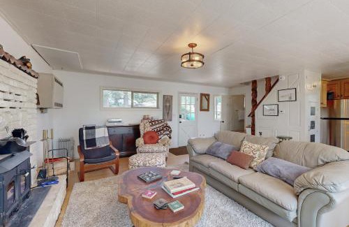 Arnold House | Bear Valley Cozy Cabin
