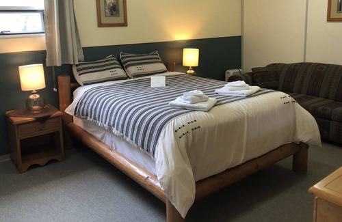 Stewart Condo | Bear Valley King Suite - Stewart Mountain Lodge double size bed room