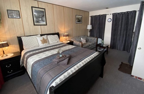 Stewart Condo | Bear Valley King Suite - Family room