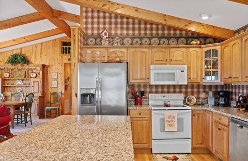 Lake Sequoyah Cabin | Bear View Cabin | Historic Highlands with Beautiful Mountain Views