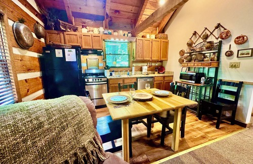 Townsend Cabin | BEAR VIEW Studio cabin, Hot Tub, Pool, Fireplace, located in Timberwinds