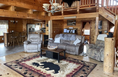Dayton Cabin | Bear Villa Lodge-Sleeps 10 comfortably, nature galore, about 25 mins to JMU