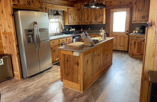 Dayton Cabin | Bear Villa Lodge-Sleeps 10 comfortably, nature galore, about 25 mins to JMU