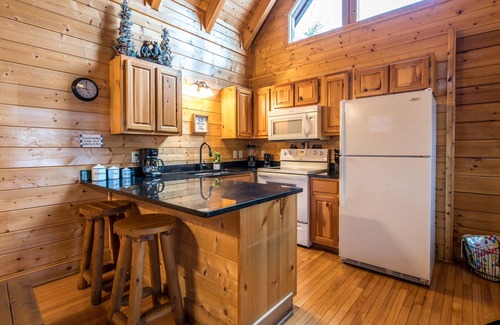 Pigeon Forge Cabin | Bearadise City🐻 Loft Cabin w/Mtn Views, Hot Tub, & Pool Table!