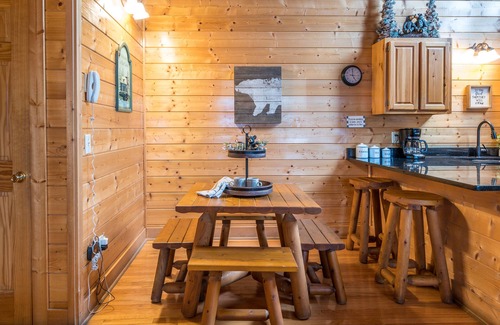 Pigeon Forge Cabin | Bearadise City🐻 Loft Cabin w/Mtn Views, Hot Tub, & Pool Table!