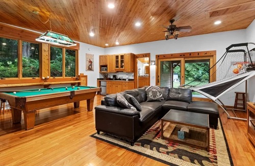 Ashford Cabin | Bearadise Mt. Rainier: SAUNA, Hot Tub, Games, Movies