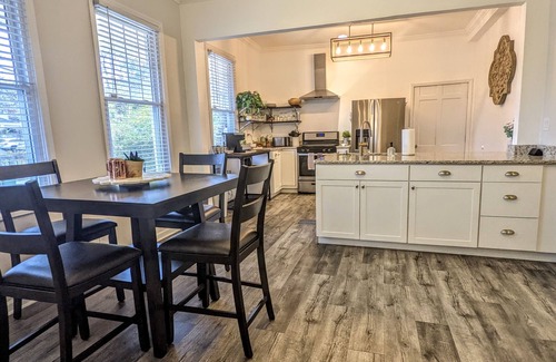 Hendersonville House | Bearcat Bungalow located in the heart of Downtown