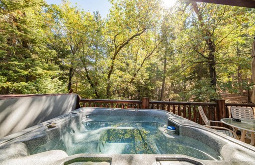 Big Bear Lake House | Bearfoot Bungalow - Premium and spacious home close to the National Forest and The Village!