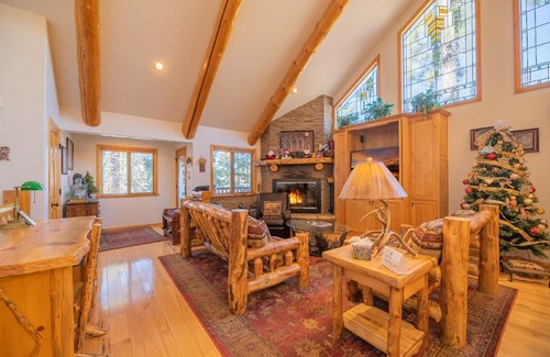 Big Bear Lake House | Bearfoot Bungalow - Premium and spacious home close to the National Forest and The Village!