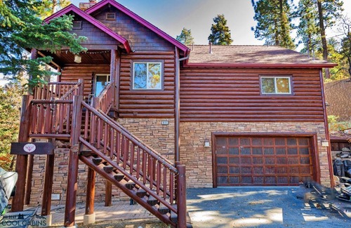 Big Bear Lake House | Bearfoot Bungalow - Premium and spacious home close to the National Forest and The Village!