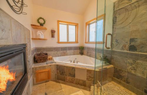 Big Bear Lake House | Bearfoot Bungalow - Premium and spacious home close to the National Forest and The Village!