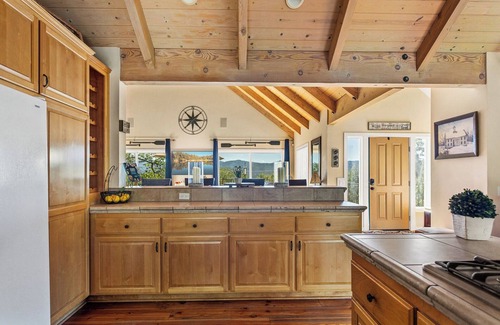 Lake Arrowhead House | Bearfoot Lodge near Hiking & Skiing!