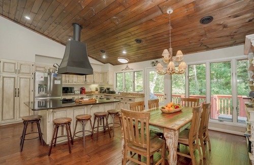 Pittman Center Cabin | BearLodg@BentCrk: Views*GolfCourse*Pets*Games*HotTub*Wifi*FirePit*Creek*Secluded