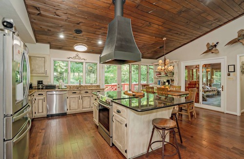 Pittman Center Cabin | BearLodg@BentCrk: Views*GolfCourse*Pets*Games*HotTub*Wifi*FirePit*Creek*Secluded