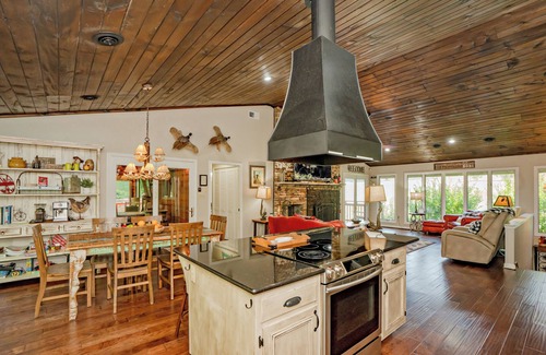 Pittman Center Cabin | BearLodg@BentCrk: Views*GolfCourse*Pets*Games*HotTub*Wifi*FirePit*Creek*Secluded