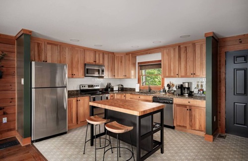 Stanley Apartment | Bearloga:Hot Tub, Sauna, Stunning Views, 75 acres