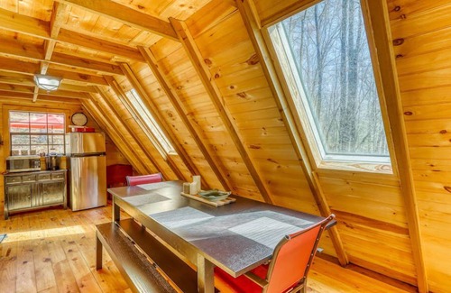 Blue Ridge Cabin | Bearly Behavin. A-Frame Blue Ridge cabin. Near Toccoa River and Suches.