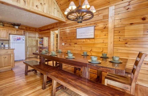 Black Bear Falls Cabin | BEARLY BELIEVABLE - 5 Bedroom - Sleeps 20 - Mountain Views!