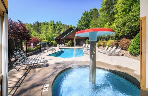 Black Bear Falls Cabin | BEARLY BELIEVABLE - 5 Bedroom - Sleeps 20 - Mountain Views!