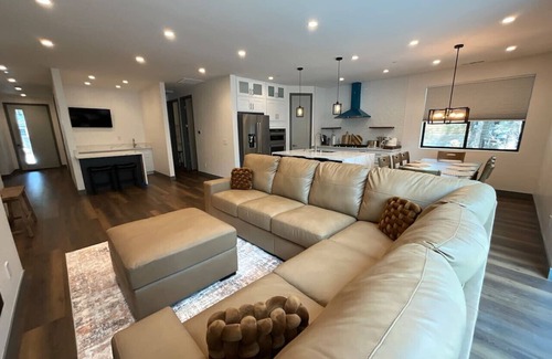 Peter Pan House | BearPort Cabin Spacious 4 Bedroom 3 Bath Big Bear