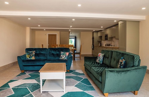 Little Rissington Cottage | BEARS COURT BARN 6, pet friendly in Bourton-On-The-Water