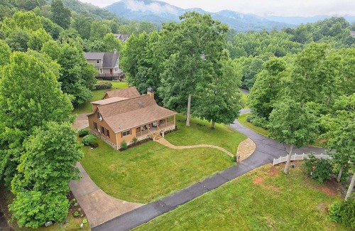 Hayesville Cabin | Bears Eye View by Chatuge Home Concierge lake and mountain views