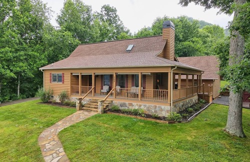 Hayesville Cabin | Bears Eye View by Chatuge Home Concierge lake and mountain views