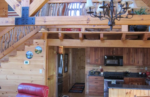 Skyland Cabin | BEARWALLOW DEN -NEAR ASHEVILLE - HENDERSONVILLE LUXURY MOUNTAIN CABIN - 2 KING