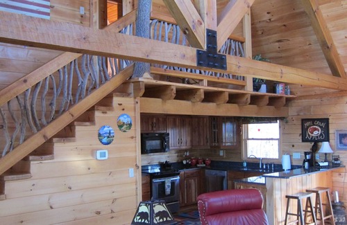 Skyland Cabin | BEARWALLOW DEN -NEAR ASHEVILLE - HENDERSONVILLE LUXURY MOUNTAIN CABIN - 2 KING