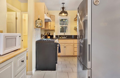 Boulder Bay Cabin | Beary Cozy Cabin w/Hot Tub- Walk to Lake Couple's Cottage