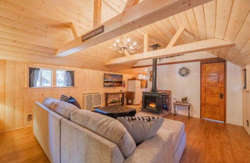 Big Bear Lake House | Beary Cozy Lodge - Close to the lake, village and more! Modern aesthetics meet mountain charm!