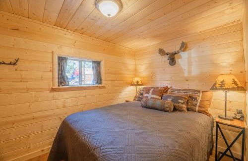 Big Bear Lake House | Beary Cozy Lodge - Close to the lake, village and more! Modern aesthetics meet mountain charm!