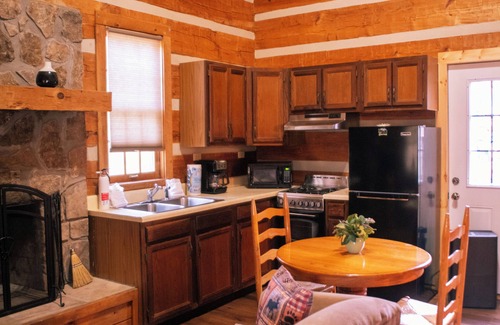 Pittman Center Cabin | Beary Cozy Romantic Getaway
