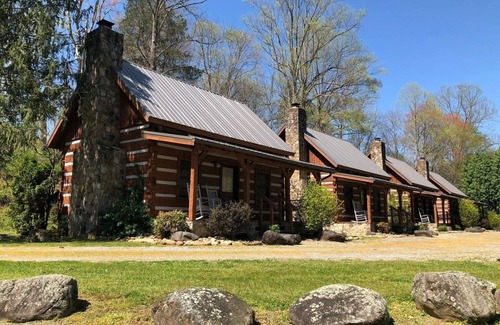 Pittman Center Cabin | Beary Cozy Romantic Getaway