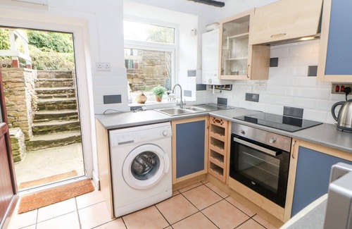 Little Hayfield Cottage | BEAS COTTAGE, pet friendly, with a garden in Hayfield