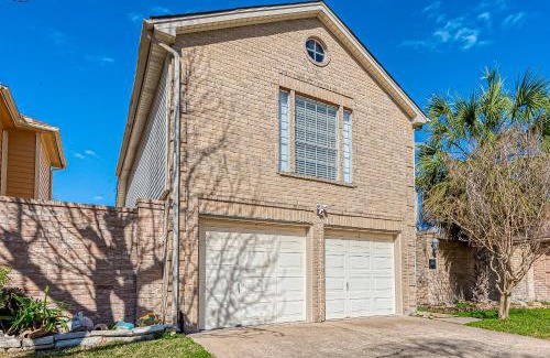 Barker House | Beat The Heat In Katy Tx - Arcade Room & Pool