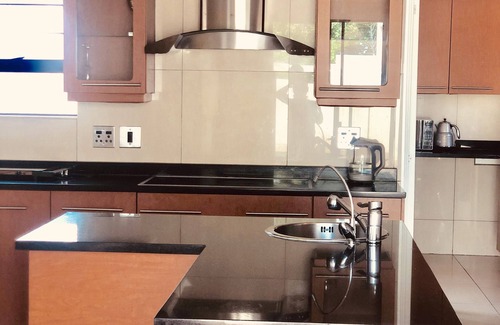 Greater Johannesburg Metropolitan Area House | Beatiful home with Open plan Two lounges and Morden kitchen main room king bed