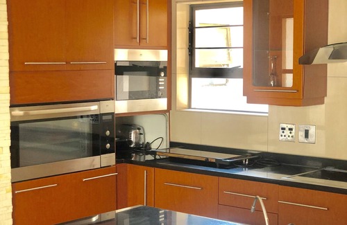 Greater Johannesburg Metropolitan Area House | Beatiful home with Open plan Two lounges and Morden kitchen main room king bed