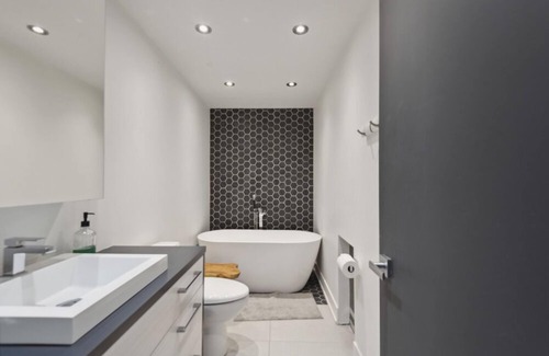 Candiac House | Beaty of the sixties a Serene Retreat near Montreal with Pool, Spa