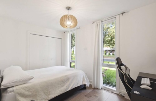 Candiac House | Beaty of the sixties a Serene Retreat near Montreal with Pool, Spa